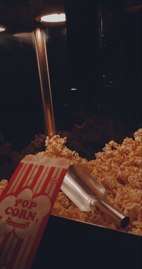 Beige Film Aesthetic, Vintage Movie Theatre Aesthetic, Going To The Cinema Aesthetic, Film Party Aesthetic, Movie Popcorn Aesthetic, Popcorn Aesthetic Vintage, Popcorn Aesthetic Movie, Movie Snacks Aesthetic, Movie Astethics