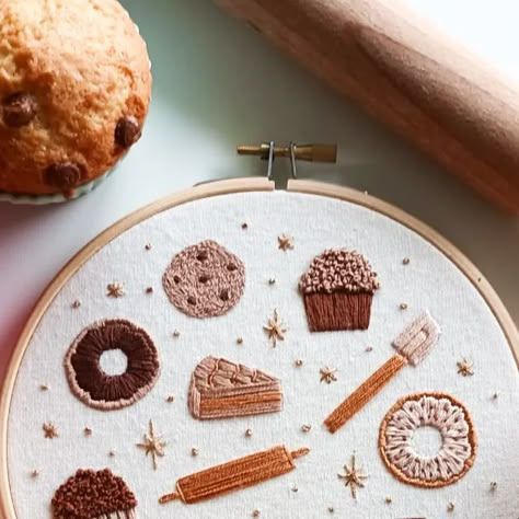 Beatrice on Instagram: "Half term means entertaining the little ones with some home baking 🧁🍪 We make these delicious chocolate chips and vanilla muffins today!   Do you like baking? What's your favourite baking recipe?   #instastitch #instamuffin #muffins #halfterm #embroidery #embroideryinstaguild #embroidelicious #delicious #baking #bakinglove #embroiderydesign #embroideryart #embroiderypattern #embroiderykit #donuts #cakes #embroiderersofinstagram #etsy #etsyuk #bakersofinstagram" Muffin Embroidery, Chocolate Embroidery, Cookie Embroidery, Cupcake Embroidery, Vanilla Muffins, Embroider Ideas, Baking Recipe, Milk N Cookies, Home Baking