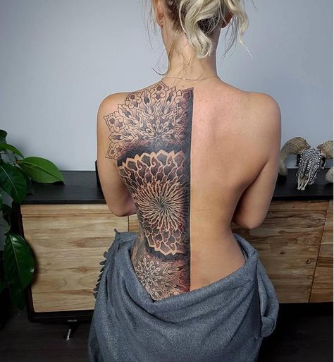 Spinal Tattoo, Beautiful Darkness, Tato Minimal, Geometric Mandala Tattoo, Mandala Tattoos, Back Piece Tattoo, Tattoo Mandala, Tattoed Women, Beautiful Mandala