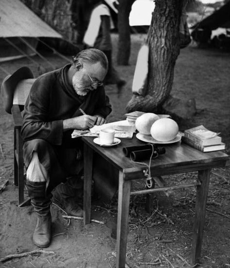 Hemingway Style, Ernst Hemingway, Earnest Hemingway, People Watching, Writers And Poets, Writing Space, Writers Write, Book Writer, Ernest Hemingway