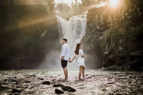 Water Fall Couple Photography, Waterfall Couple Poses, Waterfall Prewedding Shoot, River Couple Photoshoot, Waterfall Couple Photoshoot, Wedding Waterfall, Pre Wedding Photoshoot Beach, Couples Beach Photography, Pre Wedding Photoshoot Props