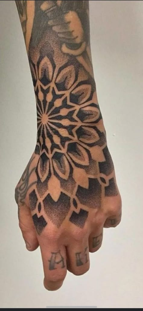 Hand Tattoo Pattern, Mandela Tattoo Hand, Pattern Hand Tattoo, Hand Mandala Tattoo, Wrist Hand Tattoo, Mandala Hand Tattoo, Henna Tattoo Sleeve, Hand Tattoos Ideas, Geometric Tattoo Hand