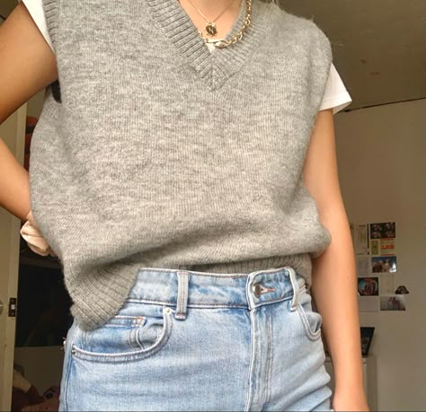 Sweater Vest Tshirt Outfits, Tshirt And Vest Outfit Women, Jumper Vest Outfit, Button Down Sweater Vest Outfit, Sweatervest Aesthetic Outfits Women, Gray Sweater Vest Outfit, Sweatervest Aesthetic Outfit, 90sfashion Outfits, Grey Sweater Vest Outfit