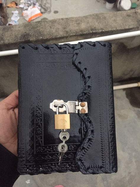 Lock Diary Journals, Handmade Grimoire, Locked Diary, Key Journal, Fancy Books, Black Leather Journal, Fancy Notebooks, Black Locket, Easy Halloween Drawings