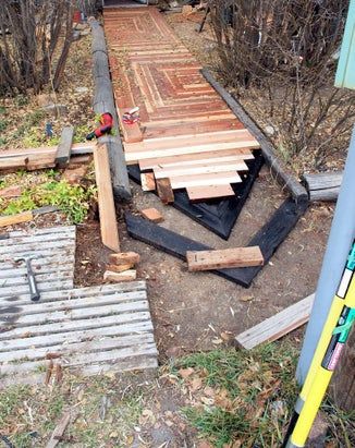 Pallet Boardwalk, Wood Pallet Walkway, Pallet Path, Pallet Walkway, Paver Walkway Diy, Wood Pathway, Wood Walkway, Basement Organization, Paver Designs