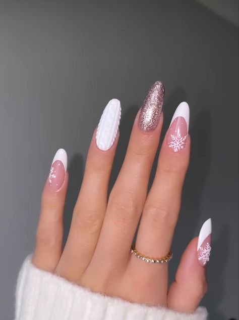 White Christmas Nails Acrylic Almond, Oval Christmas Nails Design, Christmas Nail Almond Shape, Nails Oval Christmas, Christmas Nails Gel Almond, Oval Nails Christmas, Christmas Nails Oval Shape, Xmas Nails Almond, Christmas Nails Almond Shape Short