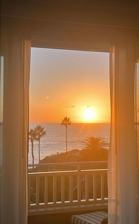 California Beach Home Aesthetic, House With Sunset View, Beach View Apartment Aesthetic, California Aesthetic House, California Living Aesthetic, Cali Life Style, California Aesthetic Home, Santa Monica Houses, Ocean Beach California