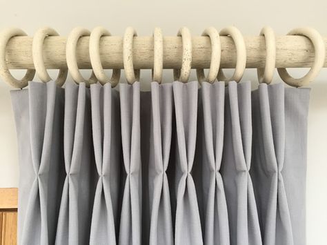 How to make a double pleat curtain tutorial by Sew Helpful Pinch Pleat Curtains Diy, French Pleat Curtains, Pinch Pleat Drapes, Curtain Tutorial, Pinch Pleat Drape, Sewing Curtains, Make Curtains, Balloon Curtains, French Pleat