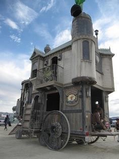 Steam Punk House Steampunk House, Unusual Buildings, Unusual Homes, Unique Houses, Horse Drawn, Tiny House Plans, House On Wheels, Dieselpunk, Little Houses