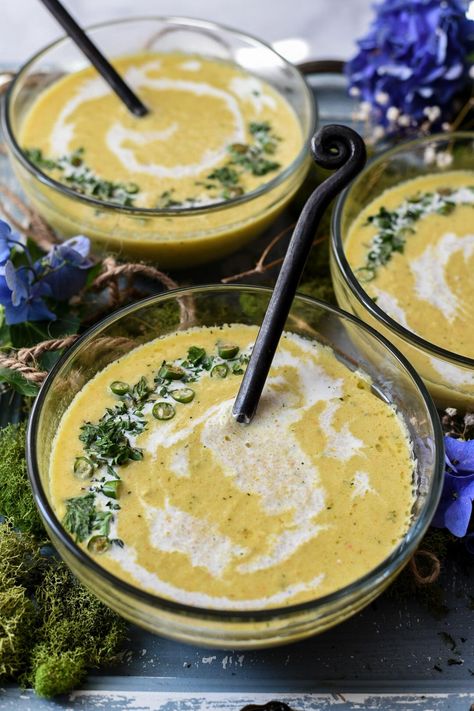 Creamy Yellow Squash Soup - Recipe Hippie Roasted Yellow Squash, Summer Squash Soup, Yellow Squash Soup, Lemon Rice Soup, Canned Corned Beef, Yellow Squash Recipes, Squash Varieties, Squash Soup Recipe, Lemon Rice