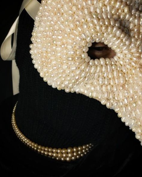 Morbid Maker Vintage ~ Itzel on Instagram: "Re-worked Vintage Pearl Masquerade Mask 🦪 NOW AVAILABLE Featuring a mid-century 1950's vintage faux pearl choker necklace. Now available @morbidmakervintage on Depop! This masquerade mask has over 800 fresh water pearl beads permanently fixed to its surface, along with pearlescent glass seed beads. Done completely by hand. The mask will be listed later today! Stay tuned and don't forget to turn on post notifications so you don't miss out. . . Mod Pearl Masquerade Mask, Pearl Diver, Maximalist Fashion, Vintage Halloween Costume, Pearl Accessories, Reworked Vintage, Antique Clothing, Vintage Pearl, Pearl Choker Necklace