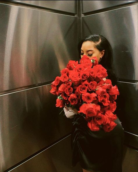 Roses Date Night, Luxury Date, Emma Heming, Hair Luxury, 100 Roses, Romantic Aesthetic, Bruce Willis, Red Roses, Roses