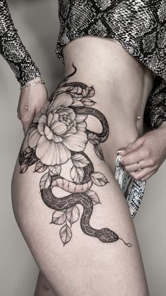 Snake And Flower Tattoo, 1997 Tattoo, Upper Thigh Tattoos, Tattoo Mehndi, Side Thigh Tattoos, Hip Thigh Tattoos, Snake Tattoo Design, Hip Tattoos Women, Pieces Tattoo