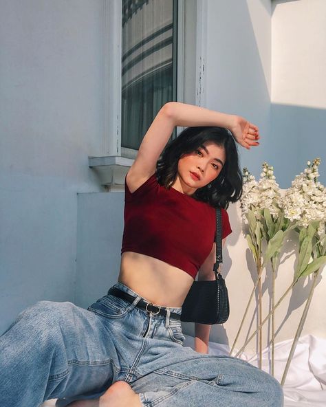 🌻Tiffany Lukmantara🌻 on Instagram: “normalize rolls on your belly when you sit down✨ • maroon crop top from @pluffyschoice , so easy to style and so comfortable🥰 •…” Maroon Crop Top Outfit, Short Blouse Outfit, Maroon Top Outfit, Top Rojo, Jean Top Outfits, Maroon Crop Top, Maroon Outfit, Outfit Elegantes, Maroon Shorts