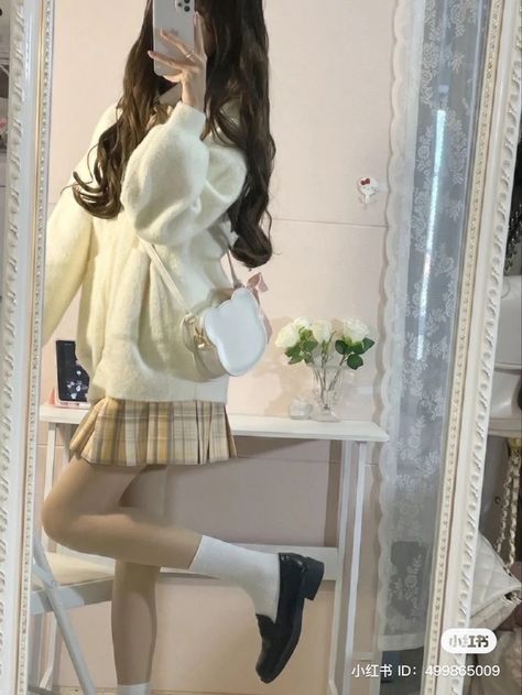 Yellow White Outfit, Fluffy White Jacket, Outfits Winter 2022, Winter 2022 Outfits, Outfits Aesthetic School, Outfit Inspo Korean, School Outfits Korean, School Outfits 2022, Checkered Skirt Outfit