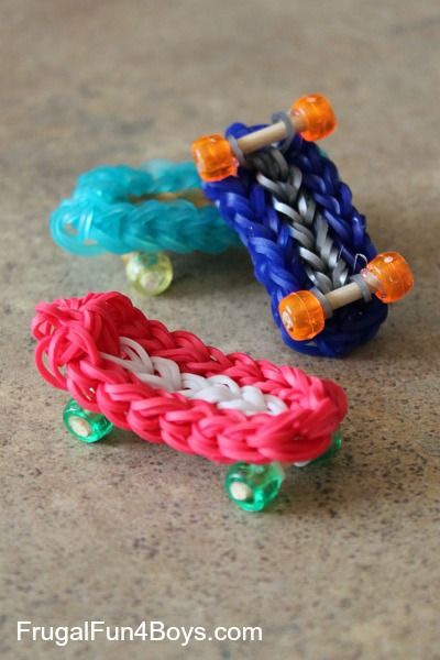 How to make a Rainbow Loom skateboard charm - the post has a video tutorial Rainbow Loom Ideas Without A Loom, Loom Band Charms, Crazy Loom, Loom Band Patterns, Rainbow Loom Bracelets Easy, Fun Loom, Rainbow Loom Tutorials, Babysitting Activities, Loom Band Bracelets