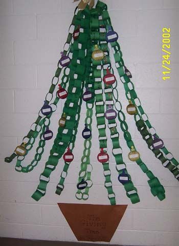 christmas Christmas Bulletin Boards, Christmas Bulletin Board, Paper Chain, Christmas Bulletin, School Displays, Paper Chains, Christmas School, Preschool Christmas, Christmas Classroom