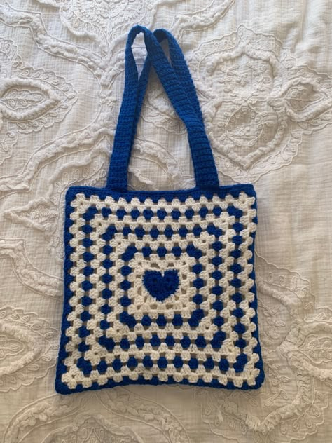 Heart Granny Square Bag, Granny Square Ideas Projects, Granny Square Projects Ideas, Granny Square Crochet Ideas, Heart Bag Crochet, Granny Squares Ideas, Heart Crochet Bag, Crochet Square Bag, Granny Squares Bag