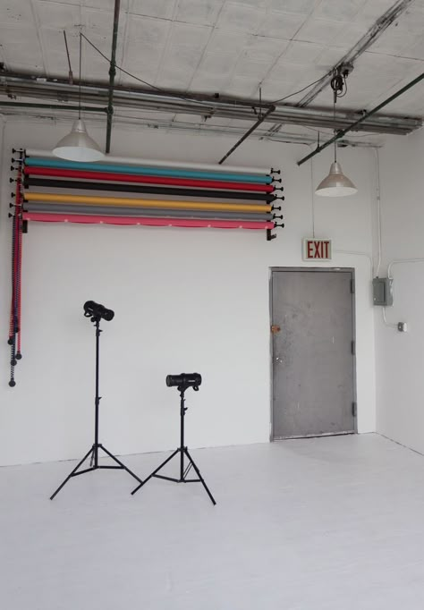 Minimalist Photo Studio Design, Garage Photo Studio Ideas, Photo Studio Garage, Bedroom Photo Studio, Self Tape Studio, Photography Studio Backdrop, Garage Photography Studio Ideas, Photographer Studio Ideas, Loft Photo Studio