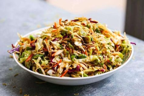 Pioneer Woman Asian Noodle Salad, Macadamia Nut Chicken, Ramen Slaw, Asian Salads, Salad Art, Ramen Noodle Salad, Ramen Salad, Pimento Cheese Recipes, Noodle Salad Recipes