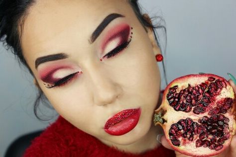 Makeup Yalda Night, Persephone Inspired Makeup, Persephone Makeup Goddesses, Pomegranate Makeup Look, Yalda Night Makeup, Persephone Makeup Inspiration, Pomegranate Makeup, Persephone Makeup, Greek Party