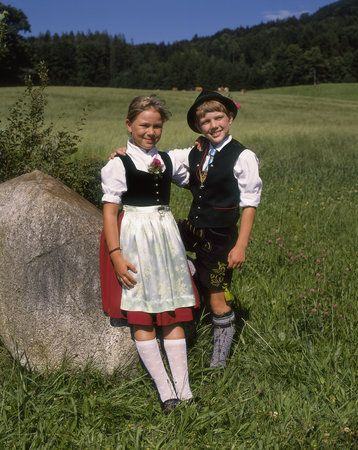 German children Hansel And Gretel Costumes, Lederhosen Kids, Traditional German Clothing, German Traditional Dress, South Germany, German Costume, German Outfit, Hansel Gretel, Oktoberfest Party