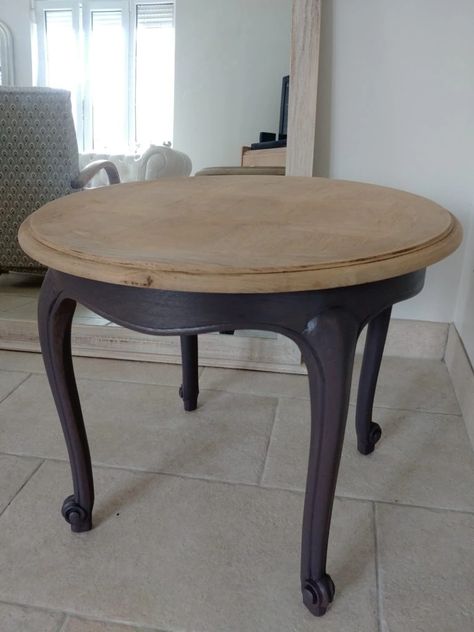 Round Coffee Table Makeover, Coffee Table Makeover Diy, Two Tone Furniture, Coffee Table Refinish, Coffee Table Redo, Dining Table Makeover, Coffee Table Makeover, Mahogany Coffee Table, Old Coffee Tables