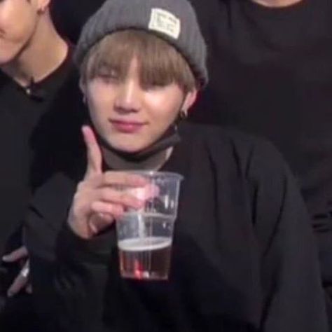 *"eu falo bulltoroe,e completam com fire*" Bts Meme Faces, Lol Memes, Bts Reactions, Bts Memes Hilarious, Funny Kpop Memes, Min Yoongi Bts, Meme Faces, Fan Fiction, Bts Face