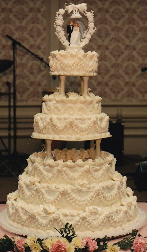 1960's buttercream cake City Bakery, 80s Wedding, Wedding Cake Images, Wedding Cake Prices, Food City, Dream Wedding Cake, Dream Wedding Decorations, Cake Pricing, Gorgeous Wedding Cake