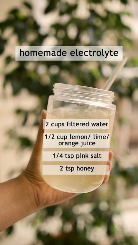 Homemade Sports Drink, Electrolyte Drink Recipe, Homemade Electrolyte Drink, Healthy Juice Drinks, Electrolyte Drink, Healthy Juice Recipes, Home Health Remedies, Healthy Drinks Recipes, Sports Drink