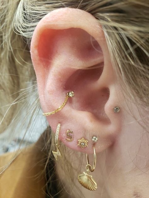 Healed conch with an 18ky gold prong set cz & a 14ky gold chain Gold Conch Piercing, Chain Conch Piercing, Conch Earring Jewelry Gold, Conch Piercing With Chain, Conch Piercing Chain, Conch Chain, Conch Earring Classy, Conch Chain Earring, Conch With Chain