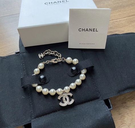 chanel
jewelry 
luxury jewelry
jewels 
bracelets Chanel Jewelry Bracelets, Chanel Jewelry Necklace, Chanel Bracelet, Dream Bracelet, White Pearl Bracelet, Chanel Necklace, Chanel Pearls, Jewelry Accessories Ideas, Dope Jewelry