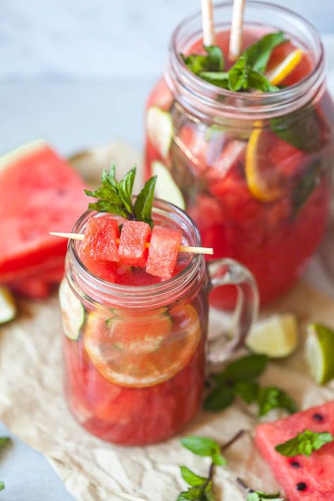 A healthy and refreshing Summer Cucumber Watermelon Lemonade with Mint and no added sugars! | www.vibrantplate.com Watermelon Green Tea, Lemon Mint Water, Lemon Basil Chicken, Fruity Alcohol Drinks, Agua Fresca Recipe, Green Tea Drinks, Energy Muse, Mint Water, Green Tea Recipes