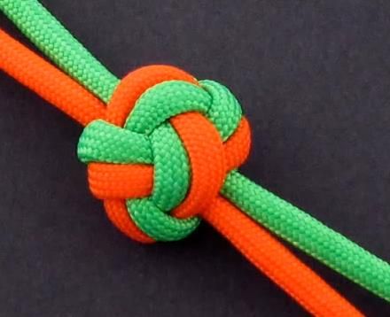 How to Make a Double (2-Strand) Diamond Knot by TIAT Parachute Cord Crafts, Paracord Projects Diy, Diamond Knot, Paracord Braids, 550 Cord, Knot Braid, Paracord Bracelet Diy, Paracord Tutorial, Paracord Diy