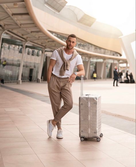 Dubai Men Outfit, Long Flight Travel Outfit, Mens Airport Style, Airport Outfit Men, Mens Travel Style, Ali Gordon, Travel Style Airport, Airport Attire, Airport Outfit Summer