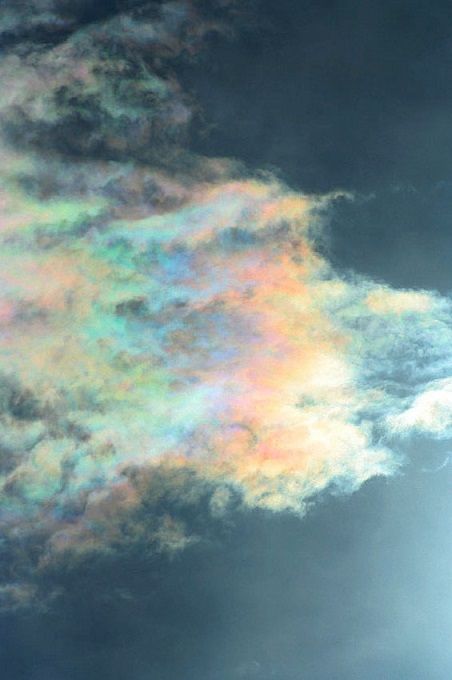 Cloud iridescence photographed by Rolf Kohl Cloud Iridescence Wallpaper, Divine Soul Sorcerer Aasimar, Sunshine Ghoul, Divine Soul Sorcerer, Cloud Iridescence, Iridescent Clouds, Sky Dancers, Sky Gazing, Gold Skies