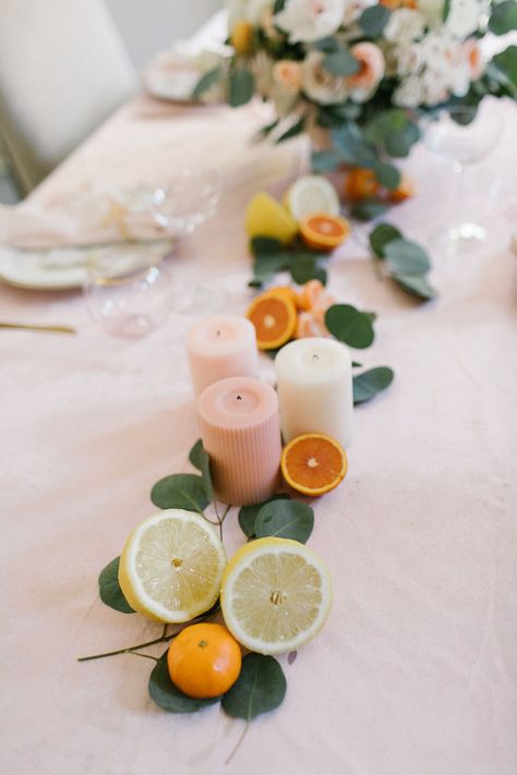 Table Decor For Mothers Day, Floral With Fruit, Spring Party Table Decor, Citrus Themed Brunch, Elegant Brunch Ideas Table Decorations, Citrus Photo Backdrop, Citrus Summer Party, Summer Party Table Decor, Clementine Centerpiece