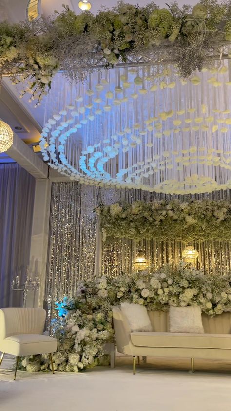 Pakistani Wedding Setup, Nikkah Venue Aesthetic, Pakistani Wedding Theme Ideas, Pakistani Weddings Nikkah, Shaadi Aesthetic Decor, Walima Wedding Decor, Wedding Stage Decorations Pakistani, Muslim Wedding Venue Ideas, Desi Nikkah Decor