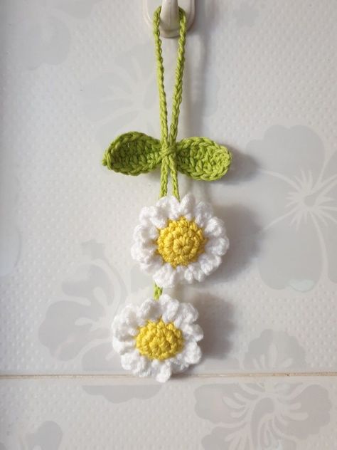 Crochet Ulex Flowers: Bright and Cheerful Flower Crochet Keychain, Crochet Flower Keychain, Bag Charm Crochet, Crochet Flower Bag, Charm Crochet, Crochet Sweater Design, Diy Paper Flowers, Crochet Bookmark Pattern, Flower Keychain