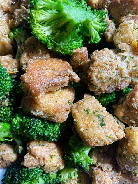 Butter Tofu, Tofu Broccoli, How To Cook Broccoli, Crispy Garlic, Vegan Dinner Recipes Easy, Broccoli Recipe, Tofu Dishes, Broccoli Recipes, Vegan Dinner Recipes