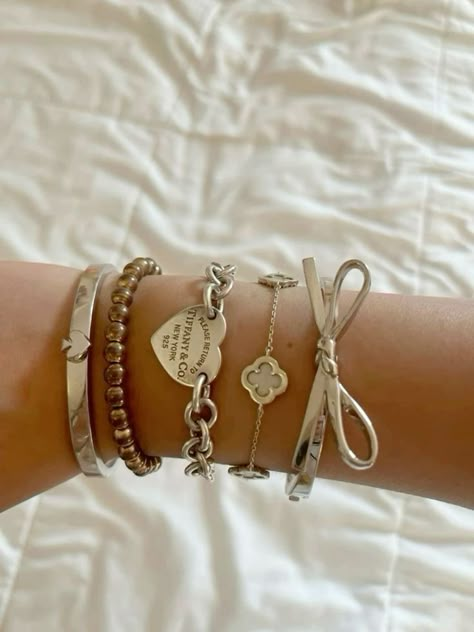 Jewellery For School, Kate Spade Bracelet Stack, Tiffany Stacked Bracelets, Tiffany Bracelet Aesthetic, Tiffany And Co Bracelet Stack, Jewellery Inspo Silver, Tiffany Necklace Stack, Tiffany Jewelry Aesthetic, Tiffany Stack