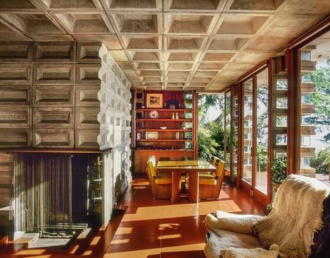 Giampiero Tagliaferri on Instagram: "The dining and living room of the Tracy House, Normandy Park, Washington State, 1956 Architect Frank Lloyd Wright 📷 @scot.zimmerman . . . . . . . . . . . . . . . . . . . . . . . . . . . . . . #architecture #archidaily #archilovers #amazingarchitecture #architecturedesign #architecturephotography #architecturelovers #archiporn #interiordesign #homedecor #homeinspiration #design #interiordesigner #designinspo #modernist #modernism #modernistarchitecture #midce Lloyd Wright Architecture, Frank Lloyd Wright Interior, Ennis House, Usonian Style, Frank Lloyd Wright Usonian, Frank Lloyd Wright Architecture, Frank Lloyd Wright Buildings, Frank Lloyd Wright Design, Frank Lloyd Wright Homes