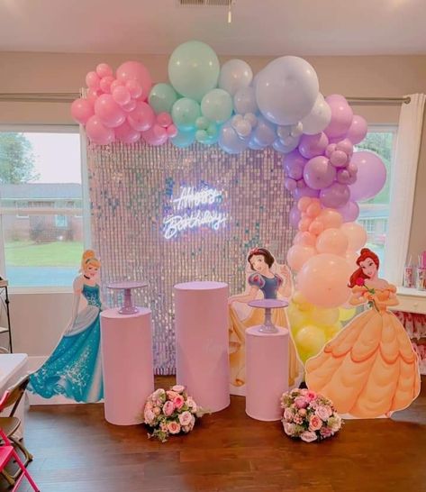 Simple Princess Backdrop Ideas, Princess Theme Balloon Arch, Princess Theme Birthday Backdrop, Princess Decorations Party Backdrops, Disney Princess Pinata Ideas, Princess Party Balloon Decor, Princess Birthday Party Balloon Arch, Princess Balloon Arch Ideas, Princess Theme Balloon Decoration