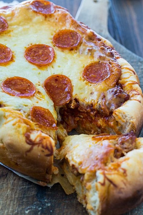 Pizza Cooker, Crock Pot Pizza, Chicago Style Deep Dish Pizza, Spicy Southern Kitchen, Deep Dish Pizza Recipe, Pizza Roll, Southern Kitchen, Pizza Recipes Homemade, Deep Dish Pizza