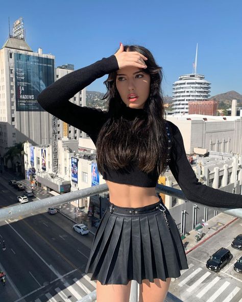 Maddy Crum on Instagram: “Hi I’m back and returned with bad b*tch energy. How r u ??” Maddy Crum, Rok Mini, Cute Skirt Outfits, Cute Skirts, Teenage Fashion Outfits, Edgy Outfits, Tennis Skirt, Stage Outfits, Looks Vintage