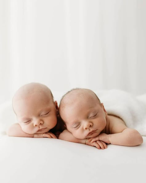 Twin Monthly Pictures, Twins Newborn Photoshoot With Siblings, Newborn Shoot Twins, Newborn Twin Photoshoot, Mom And Twins Photography, Twins Baby Photoshoot Ideas, Twins Newborn Photoshoot, Twin Newborn Photoshoot, Twin Newborn Pictures