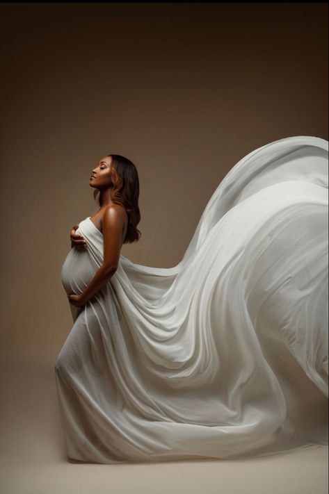 Maternity Shoot Outfit, Studio Maternity Shoot, Maternity Picture Outfits, Pregnancy Photoshoot Ideas, Maternity Studio Photoshoot, Studio Maternity Photos, Pregnancy Announcement Photoshoot, Pregnancy Belly Photos, Maternity Photography Poses Couple