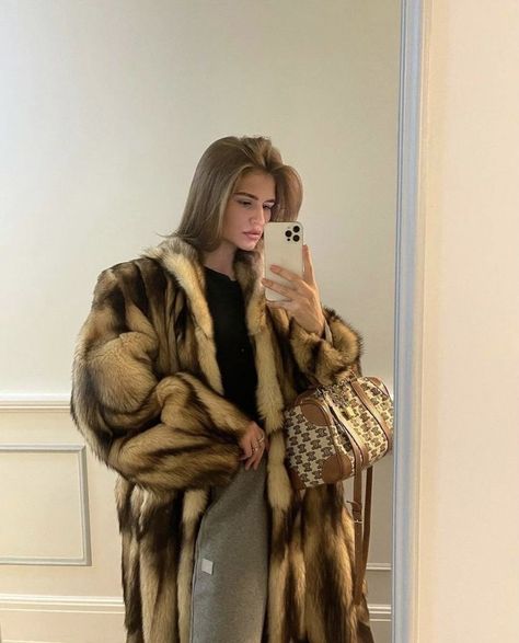 Fur Fashion, Winter Fashion Outfits, Winter Looks, Fashion Killa, Fur Jacket, Fashion Inspo Outfits, Stylish Outfits, Fur Coat, Mini Skirt