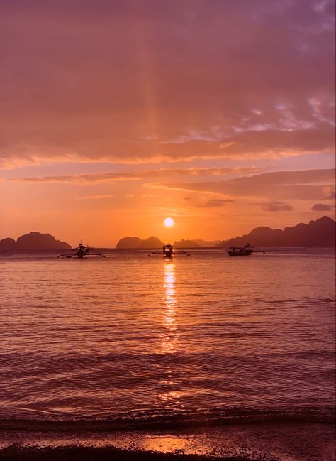 Beautiful pink and orange sunset at Philippines El Nido Palawan Aesthetic, Phillipines Aesthetic, Destinations Aesthetic, Affordable Travel Destinations, El Nido Palawan Philippines, Best Travel Destinations, Travel 2024, Palawan Philippines, Beautiful Skies