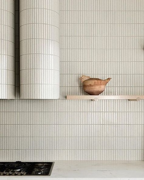 THE DESIGNORY on Instagram: “We're a tad obsessed with this kitchen featuring vertical pencil tiles in matching neutral beige tone. A perfect design feature to create…” Building Interior Design, Pencil Tile, Surf Lodge, Building Interior, Summer Kitchen, Quiet Moments, Neutral Beige, Interior Projects, Kitchen Tiles